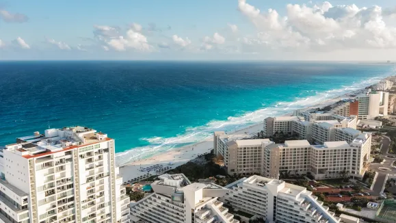 Hospitalidad en Cancún sigue tendencias, pero teme saturación